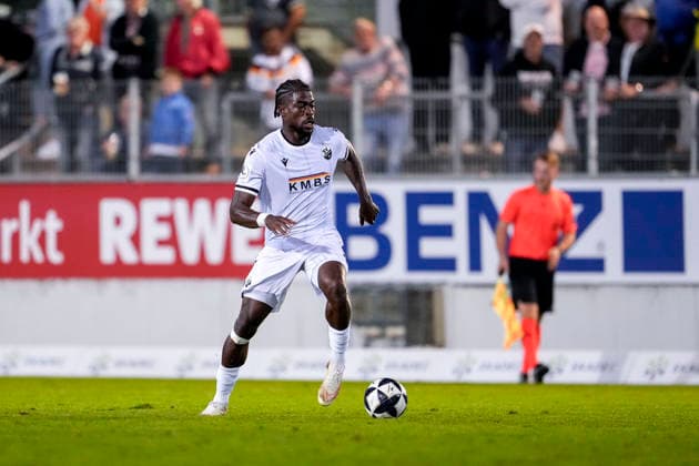 Kwabe Schulz (SVS, 2), am Ball, Freisteller, Ganzkörper, Einzelbild, Einzelfoto, Aktion, Action, 02.10.2026, Sandhausen (Deutschland), Fussball, Regionalliga Südwest, SV Sandhausen - 1. FC Kaiserslautern II