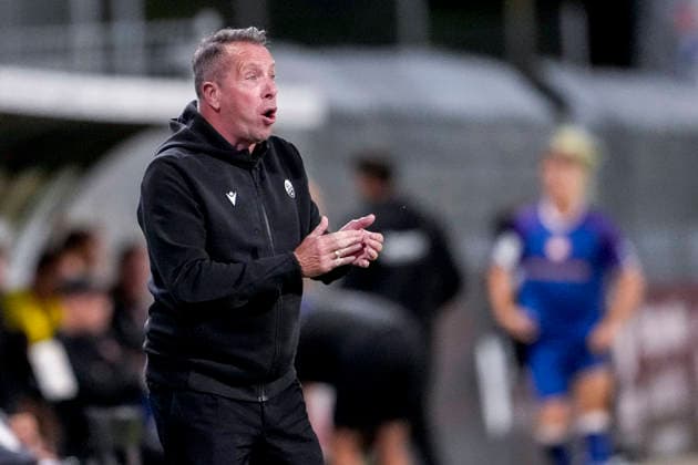 Markus Kauczinski (Trainer, Cheftrainer, SVS), gibt Anweisungen, gestikuliert, mit den Armen gestikulieren, Einzelbild, Einzelfoto, Aktion, Action, 02.10.2026, Sandhausen (Deutschland), Fussball, Regionalliga Südwest, SV Sandhausen - 1. FC Kaiserslautern II