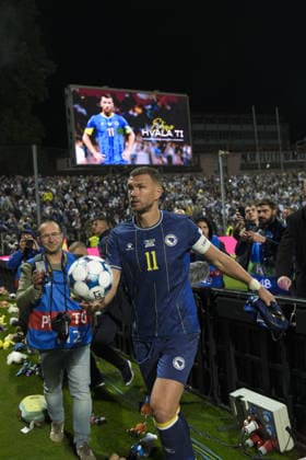 Edin Dzeko bids farewell to Bosnia and Herzegovina national team, Nationalteam ZENICA, BOSNIA AND HERZEGOVINA - OCTOBER 02: Edin Dzeko (11) of Bosnia and Herzegovina plays his final match for the national team during the UEFA Nations League Group B4 soccer match between Bosnia and Herzegovina and Sweden at Bilino Polje Stadium in Zenica, Bosnia and Herzegovina, on October 02, 2026, before being lifted onto his teammates’ shoulders and bidding farewell to supporters alongside his family after the match. Samir Jordamovic Anadolu Zenica Bosnia and Herzegovina. Editorial use only. Please get in touch for any other usage.  Copyright: x2026xAnadoluxSamirxJordamovicx
