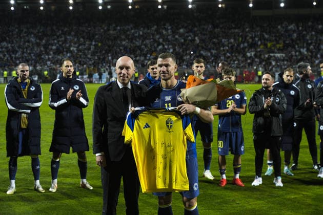 Edin Dzeko bids farewell to Bosnia and Herzegovina national team, Nationalteam ZENICA, BOSNIA AND HERZEGOVINA - OCTOBER 02: Edin Dzeko (11) of Bosnia and Herzegovina plays his final match for the national team during the UEFA Nations League Group B4 soccer match between Bosnia and Herzegovina and Sweden at Bilino Polje Stadium in Zenica, Bosnia and Herzegovina, on October 02, 2026, before being lifted onto his teammates’ shoulders and bidding farewell to supporters alongside his family after the match. Samir Jordamovic Anadolu Zenica Bosnia and Herzegovina. Editorial use only. Please get in touch for any other usage.  Copyright: x2026xAnadoluxSamirxJordamovicx