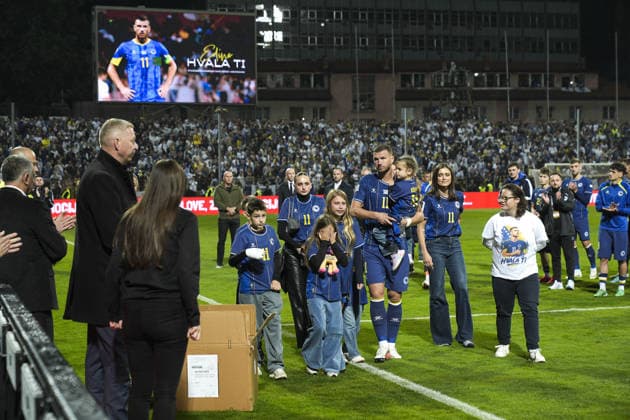 Edin Dzeko bids farewell to Bosnia and Herzegovina national team, Nationalteam ZENICA, BOSNIA AND HERZEGOVINA - OCTOBER 02: Edin Dzeko (11) of Bosnia and Herzegovina plays his final match for the national team during the UEFA Nations League Group B4 soccer match between Bosnia and Herzegovina and Sweden at Bilino Polje Stadium in Zenica, Bosnia and Herzegovina, on October 02, 2026, before being lifted onto his teammates’ shoulders and bidding farewell to supporters alongside his family after the match. Samir Jordamovic Anadolu Zenica Bosnia and Herzegovina. Editorial use only. Please get in touch for any other usage.  Copyright: x2026xAnadoluxSamirxJordamovicx