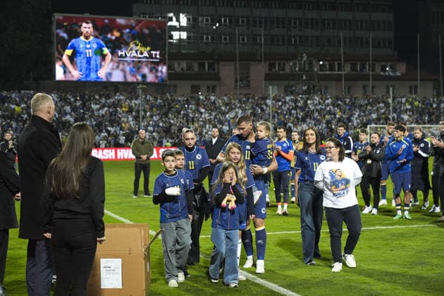 Edin Dzeko bids farewell to Bosnia and Herzegovina national team, Nationalteam ZENICA, BOSNIA AND HERZEGOVINA - OCTOBER 02: Edin Dzeko (11) of Bosnia and Herzegovina plays his final match for the national team during the UEFA Nations League Group B4 soccer match between Bosnia and Herzegovina and Sweden at Bilino Polje Stadium in Zenica, Bosnia and Herzegovina, on October 02, 2026, before being lifted onto his teammates’ shoulders and bidding farewell to supporters alongside his family after the match. Samir Jordamovic Anadolu Zenica Bosnia and Herzegovina. Editorial use only. Please get in touch for any other usage.  Copyright: x2026xAnadoluxSamirxJordamovicx