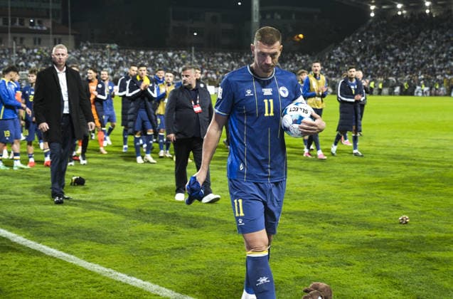 Edin Dzeko bids farewell to Bosnia and Herzegovina national team, Nationalteam ZENICA, BOSNIA AND HERZEGOVINA - OCTOBER 02: Edin Dzeko (11) of Bosnia and Herzegovina plays his final match for the national team during the UEFA Nations League Group B4 soccer match between Bosnia and Herzegovina and Sweden at Bilino Polje Stadium in Zenica, Bosnia and Herzegovina, on October 02, 2026, before being lifted onto his teammates’ shoulders and bidding farewell to supporters alongside his family after the match. Samir Jordamovic Anadolu Zenica Bosnia and Herzegovina. Editorial use only. Please get in touch for any other usage.  Copyright: x2026xAnadoluxSamirxJordamovicx