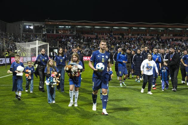 Edin Dzeko bids farewell to Bosnia and Herzegovina national team, Nationalteam ZENICA, BOSNIA AND HERZEGOVINA - OCTOBER 02: Edin Dzeko (11) of Bosnia and Herzegovina plays his final match for the national team during the UEFA Nations League Group B4 soccer match between Bosnia and Herzegovina and Sweden at Bilino Polje Stadium in Zenica, Bosnia and Herzegovina, on October 02, 2026, before being lifted onto his teammates’ shoulders and bidding farewell to supporters alongside his family after the match. Samir Jordamovic Anadolu Zenica Bosnia and Herzegovina. Editorial use only. Please get in touch for any other usage.  Copyright: x2026xAnadoluxSamirxJordamovicx