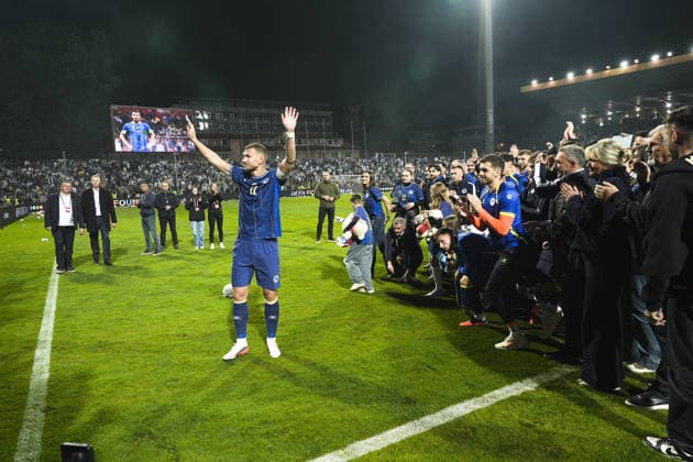 Edin Dzeko bids farewell to Bosnia and Herzegovina national team, Nationalteam ZENICA, BOSNIA AND HERZEGOVINA - OCTOBER 02: Edin Dzeko (11) of Bosnia and Herzegovina plays his final match for the national team during the UEFA Nations League Group B4 soccer match between Bosnia and Herzegovina and Sweden at Bilino Polje Stadium in Zenica, Bosnia and Herzegovina, on October 02, 2026, before being lifted onto his teammates’ shoulders and bidding farewell to supporters alongside his family after the match. Samir Jordamovic Anadolu Zenica Bosnia and Herzegovina. Editorial use only. Please get in touch for any other usage.  Copyright: x2026xAnadoluxSamirxJordamovicx