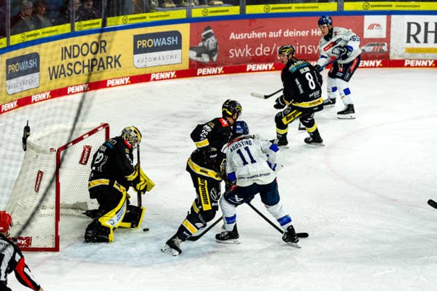 Juha Jatkola (Krefeld Pinguine, 32) kann den Puck stoppen, GER, Krefeld Pinguine vs. ERC Ingolstadt, Eishockey, PENNY DEL, 5. Spieltag, Spielzeit 2026 2027, 02.10.2026 GER, Krefeld Pinguine vs. ERC Ingolstadt, Eishockey, PENNY DEL, 5. Spieltag, Spielzeit 2026 2027, 02.10.2026 Krefeld Copyright: xEibner-Pressefoto FabianxFriesex EP_FFE