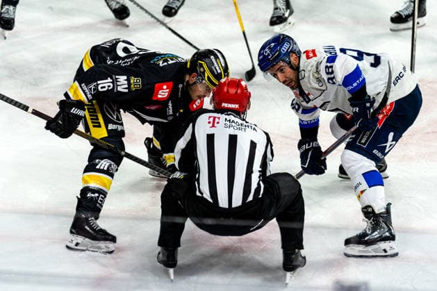 Bully zwischen Tanner Kero (Krefeld Pinguine, 16) und Peter Abbandonato (ERC Ingolstadt, 98), GER, Krefeld Pinguine vs. ERC Ingolstadt, Eishockey, PENNY DEL, 5. Spieltag, Spielzeit 2026 2027, 02.10.2026 GER, Krefeld Pinguine vs. ERC Ingolstadt, Eishockey, PENNY DEL, 5. Spieltag, Spielzeit 2026 2027, 02.10.2026 Krefeld Copyright: xEibner-Pressefoto FabianxFriesex EP_FFE