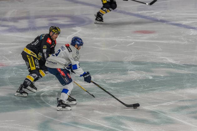 Marcel Mueller (Krefeld Pinguine, 09) gegen Myles Powell (ERC Ingolstadt, 09), GER, Krefeld Pinguine vs. ERC Ingolstadt, Eishockey, PENNY DEL, 5. Spieltag, Spielzeit 2026 2027, 02.10.2026 GER, Krefeld Pinguine vs. ERC Ingolstadt, Eishockey, PENNY DEL, 5. Spieltag, Spielzeit 2026 2027, 02.10.2026 Krefeld Copyright: xEibner-Pressefoto FabianxFriesex EP_FFE
