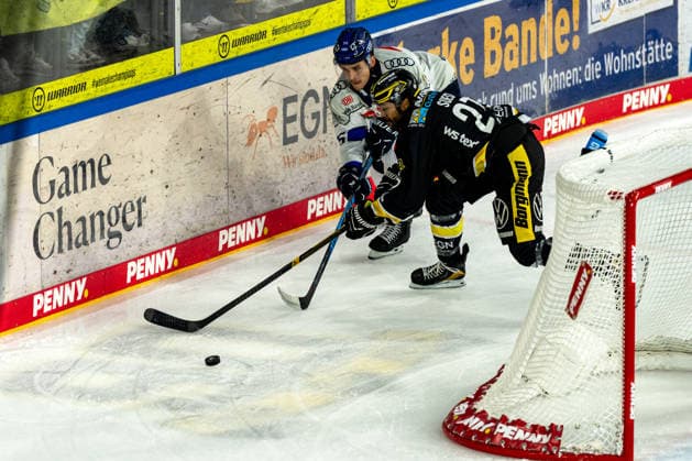 Edwin Tropmann (ERC Ingolstadt, 55) gegen C.J. Suess (Krefeld Pinguine, 27), GER, Krefeld Pinguine vs. ERC Ingolstadt, Eishockey, PENNY DEL, 5. Spieltag, Spielzeit 2026 2027, 02.10.2026 GER, Krefeld Pinguine vs. ERC Ingolstadt, Eishockey, PENNY DEL, 5. Spieltag, Spielzeit 2026 2027, 02.10.2026 Krefeld Copyright: xEibner-Pressefoto FabianxFriesex EP_FFE