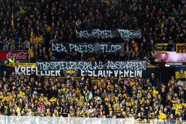 Banner der Krefeld Fans, DAS SPIEL TOP - DER PREIS FLOP TOPSPIELZUSCHLAG ABSCHAFFEN, GER, Krefeld Pinguine vs. ERC Ingolstadt, Eishockey, PENNY DEL, 5. Spieltag, Spielzeit 2026 2027, 02.10.2026 GER, Krefeld Pinguine vs. ERC Ingolstadt, Eishockey, PENNY DEL, 5. Spieltag, Spielzeit 2026 2027, 02.10.2026 Krefeld Copyright: xEibner-Pressefoto FabianxFriesex EP_FFE
