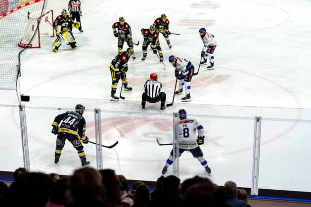Bully vor dem Krefelder Tor, GER, Krefeld Pinguine vs. ERC Ingolstadt, Eishockey, PENNY DEL, 5. Spieltag, Spielzeit 2026 2027, 02.10.2026 GER, Krefeld Pinguine vs. ERC Ingolstadt, Eishockey, PENNY DEL, 5. Spieltag, Spielzeit 2026 2027, 02.10.2026 Krefeld Copyright: xEibner-Pressefoto FabianxFriesex EP_FFE