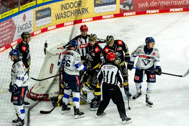 Tumult vor dem Krefelder Tor, GER, Krefeld Pinguine vs. ERC Ingolstadt, Eishockey, PENNY DEL, 5. Spieltag, Spielzeit 2026 2027, 02.10.2026 GER, Krefeld Pinguine vs. ERC Ingolstadt, Eishockey, PENNY DEL, 5. Spieltag, Spielzeit 2026 2027, 02.10.2026 Krefeld Copyright: xEibner-Pressefoto FabianxFriesex EP_FFE