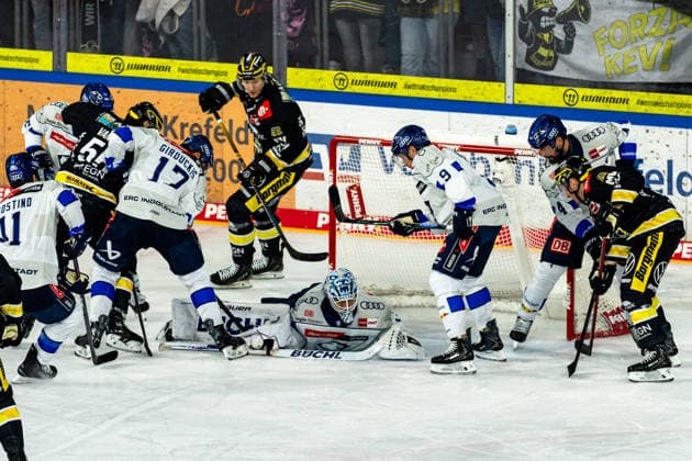 Es wird eng vor dem Tor von Devin Williams (ERC Ingolstadt, 31), GER, Krefeld Pinguine vs. ERC Ingolstadt, Eishockey, PENNY DEL, 5. Spieltag, Spielzeit 2026 2027, 02.10.2026 GER, Krefeld Pinguine vs. ERC Ingolstadt, Eishockey, PENNY DEL, 5. Spieltag, Spielzeit 2026 2027, 02.10.2026 Krefeld Copyright: xEibner-Pressefoto FabianxFriesex EP_FFE