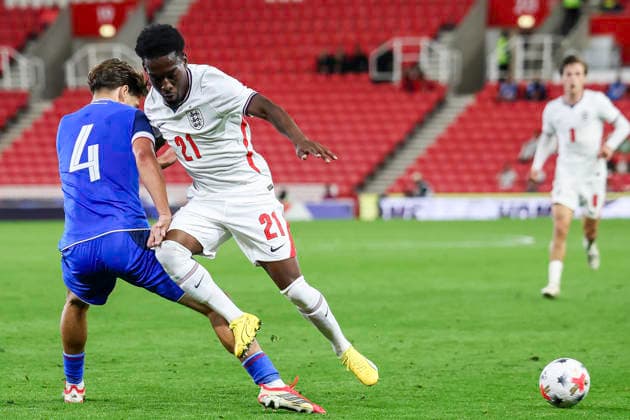 England v Slovakia - UEFA U21, U 21 EURO 2027 Qualifier 21 Amario Cozier-Duberry of England collides with 4 Hugo Pavek of Slovakia during the UEFA Under 21 Championship Qualifiers Group D match between England Under 21s and Slovakia at the bet365 Stadium in Stoke-on-Trent, on October 2, 2026. Stoke-on-Trent Staffordshire United Kingdom  Copyright: xMIxNewsx originalFilename:fletcher-englandu261002_npAnV.jpg