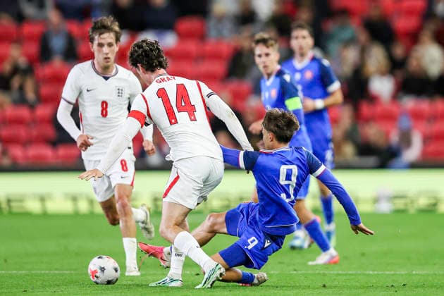 England v Slovakia - UEFA U21, U 21 EURO 2027 Qualifier 14 Archie Gray of England moves to challenge 9 Alexej Maros of Slovakia during the UEFA Under 21 Championship Qualifiers Group D match between England Under 21s and Slovakia at the bet365 Stadium in Stoke-on-Trent, on October 2, 2026. Stoke-on-Trent Staffordshire United Kingdom  Copyright: xMIxNewsx originalFilename:fletcher-englandu261002_npbjp.jpg