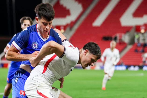 England v Slovakia - UEFA U21, U 21 EURO 2027 Qualifier 2 Tobias Paliscak of Slovakia and 16 Will Lankshear of England compete for possession during the UEFA Under 21 Championship Qualifiers Group D match between England Under 21s and Slovakia at the bet365 Stadium in Stoke-on-Trent, on October 2, 2026. Stoke-on-Trent Staffordshire United Kingdom  Copyright: xMIxNewsx originalFilename:fletcher-englandu261002_npVPz.jpg