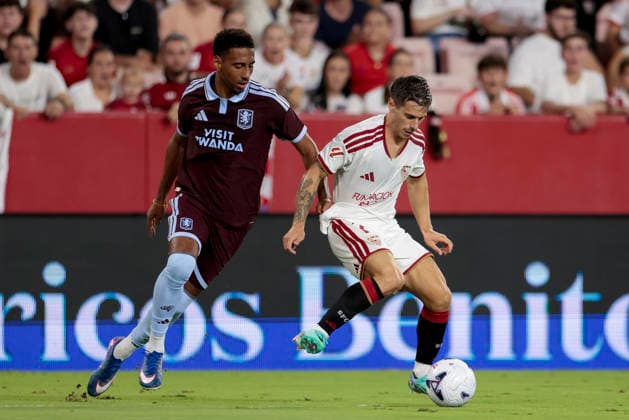Sevilla FC v Aston Villa - Friendly Match Alfon of Sevilla FC competes for the ball with Lamare Bogarde of Aston Villa during the XV Antonio Puerta Trophy match between Sevilla FC and Aston Villa at Ramon Sanchez Pizjuan in Seville, Spain, on October 2, 2026. Seville Spain  Copyright: xJosexLuisxContrerasx originalFilename:joseluiscontreras-sevillaf261002_npSCm.jpg