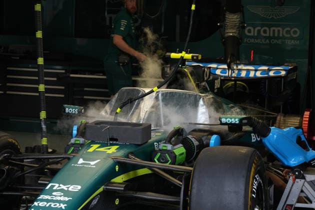 03.10.2026, Sepang International Circuit, Kuala Lumpur, 2026 Formula 1 Gulf Air Bahrain Grand Prix , Das Cockpit von Fernando Alonso (ESP), Aston Martin Aramco Formula One Team wird vor dem Training gekühlt. (Photo by Hasan Bratic DeFodi Images) -