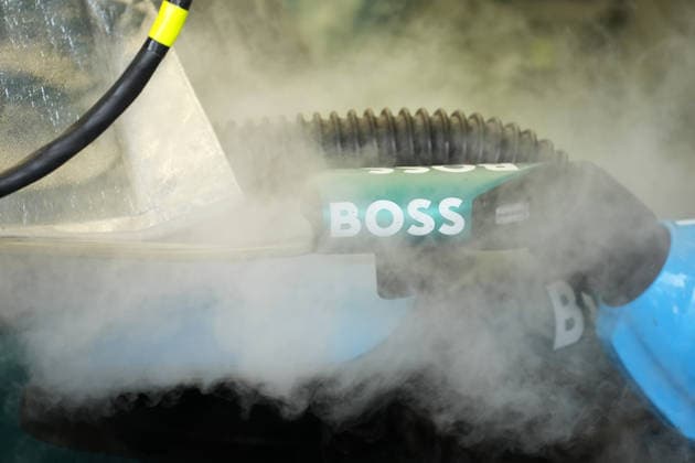 03.10.2026, Sepang International Circuit, Kuala Lumpur, 2026 Formula 1 Gulf Air Bahrain Grand Prix , Das Cockpit von Fernando Alonso (ESP), Aston Martin Aramco Formula One Team wird vor dem Training gekühlt, der Dampf weht über den Rückspiegel mit dem Sponsor BOSS. (Photo by Hasan Bratic DeFodi Images) -