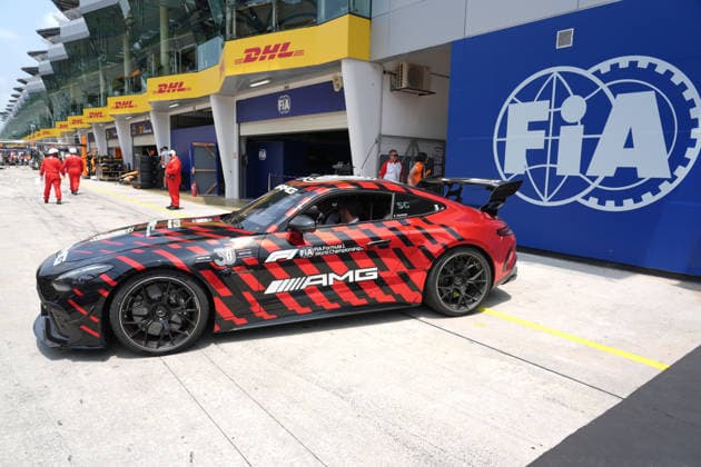 03.10.2026, Sepang International Circuit, Kuala Lumpur, 2026 Formula 1 Gulf Air Bahrain Grand Prix , Das AMG-Mercedes Safety Car mit FIA Formel 1 Renndirektor Rui Marques. (Photo by Hasan Bratic DeFodi Images) -