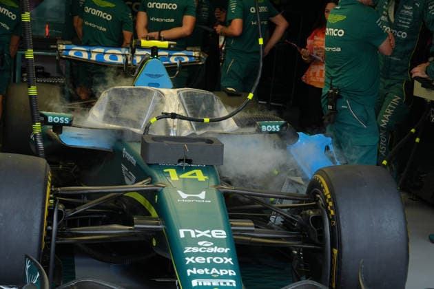 03.10.2026, Sepang International Circuit, Kuala Lumpur, 2026 Formula 1 Gulf Air Bahrain Grand Prix , Das Cockpit von Fernando Alonso (ESP), Aston Martin Aramco Formula One Team wird vor dem Training gekühlt. (Photo by Hasan Bratic DeFodi Images) -