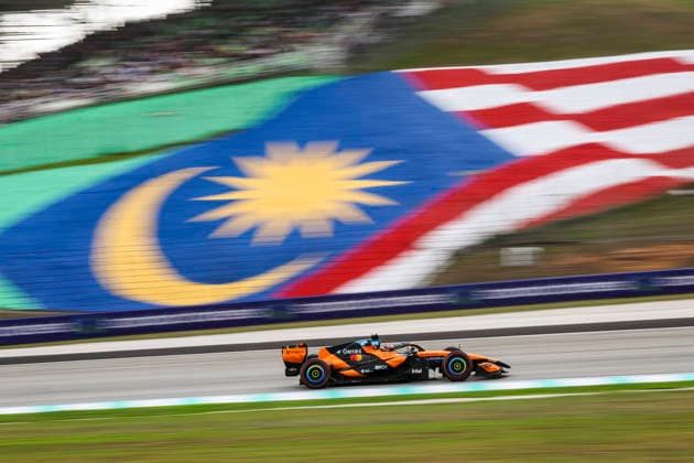 81 PIASTRI Oscar (aus), McLaren F1 Team MCL40, action F1 GP 16 Bahrain 2026 in Malaysia F1 GP 16 Bahrain 2026 in Malaysia 03 VERSTAPPEN Max (nld), Red Bull Racing Ford RB22, action F1 GP 16 Bahrain 2026 in Malaysia 81 PIASTRI Oscar (aus), McLaren F1 Team MCL40, action during the 2026 Formula 1 Bahrain Grand Prix in Malaysia, 16th round of the 2026 Formula One World Championship, WM, Weltmeisterschaft from October 2 to 4, 2026 on the Sepang International Circuit, in Sepang, Malaysia - Photo Xavier Bonilla DPPI Malaysia