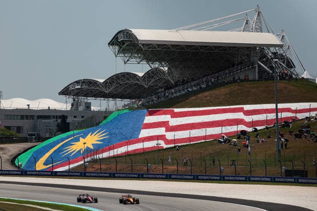 F1 - BAHRAIN GRAND PRIX IN MALAYSIA 2026 16 LECLERC Charles (mco), Scuderia Ferrari SF-26, action and 81 PIASTRI Oscar (aus), McLaren F1 Team MCL40, action during the 2026 Formula 1 Bahrain Grand Prix in Malaysia, 16th round of the 2026 Formula One World Championship, WM, Weltmeisterschaft from October 2 to 4, 2026 on the Sepang International Circuit, in Sepang, Malaysia - SepangMalaysia Copyright: xEricxAlonsox