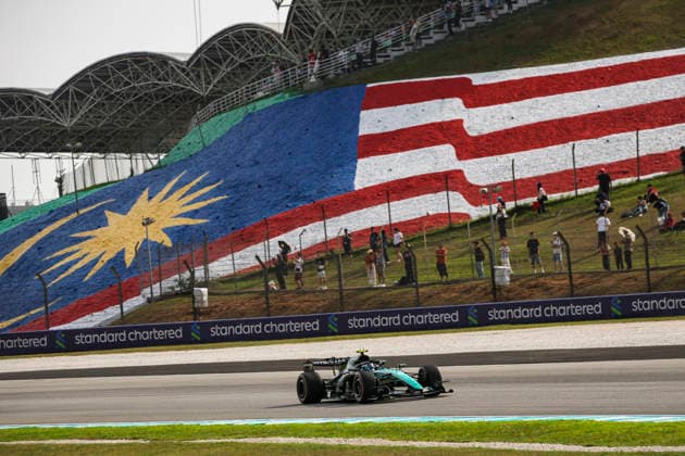 12 KIMI ANTONELLI Andrea (ita), Mercedes AMG F1 Team W17, action F1 GP 16 Bahrain 2026 in Malaysia F1 GP 16 Bahrain 2026 in Malaysia 03 VERSTAPPEN Max (nld), Red Bull Racing Ford RB22, action F1 GP 16 Bahrain 2026 in Malaysia 12 KIMI ANTONELLI Andrea (ita), Mercedes AMG F1 Team W17, action during the 2026 Formula 1 Bahrain Grand Prix in Malaysia, 16th round of the 2026 Formula One World Championship, WM, Weltmeisterschaft from October 2 to 4, 2026 on the Sepang International Circuit, in Sepang, Malaysia - Photo Xavier Bonilla DPPI Malaysia