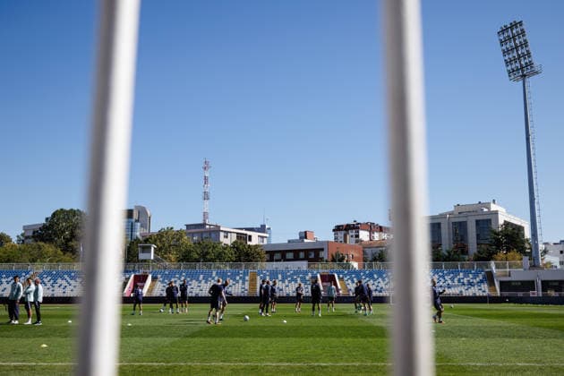 SOCCER - NL, KOS vs AUT PRISTINA,KOSOVO,03.OCT.26 - SOCCER - UEFA Nations League, OEFB international match, Länderspiel, Nationalmannschaft Kosovo vs Austria, preview, training team AUT. Image shows an overview Stadiumi Fadil Vokrri and the team of AUT.  GEPAxpictures xArminxRauthner