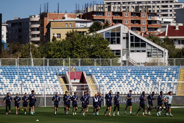SOCCER - NL, KOS vs AUT PRISTINA,KOSOVO,03.OCT.26 - SOCCER - UEFA Nations League, OEFB international match, Länderspiel, Nationalmannschaft Kosovo vs Austria, preview, training team AUT. Image shows an overview Stadiumi Fadil Vokrri and the team of AUT.  GEPAxpictures xArminxRauthner