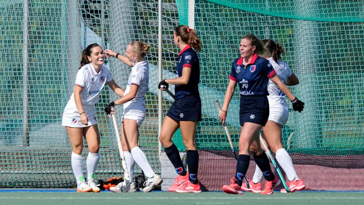 v.li.: Torschützin Fiona Felber (MHC, 6), Hannah Reichert (MHC, 22), Spielerinnen vom Mannheimer HC (MHC), jubeln über das Tor zum 1:0, Jubel, Torjubel, Torerfolg, celebrate the goal, goal, celebration, jubelt ueber das Tor, Freuen, Freude, freut sich, optimistisch, positiv, Spielszene, Highlight, Action, Aktion, 03.10.2026, Mannheim (Deutschland), Hockey, 1. Bundesliga, Damen, Mannheimer HC - Berliner HC