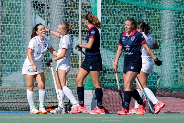 v.li.: Torschützin Fiona Felber (MHC, 6), Hannah Reichert (MHC, 22), Spielerinnen vom Mannheimer HC (MHC), jubeln über das Tor zum 1:0, Jubel, Torjubel, Torerfolg, celebrate the goal, goal, celebration, jubelt ueber das Tor, Freuen, Freude, freut sich, optimistisch, positiv, Spielszene, Highlight, Action, Aktion, 03.10.2026, Mannheim (Deutschland), Hockey, 1. Bundesliga, Damen, Mannheimer HC - Berliner HC