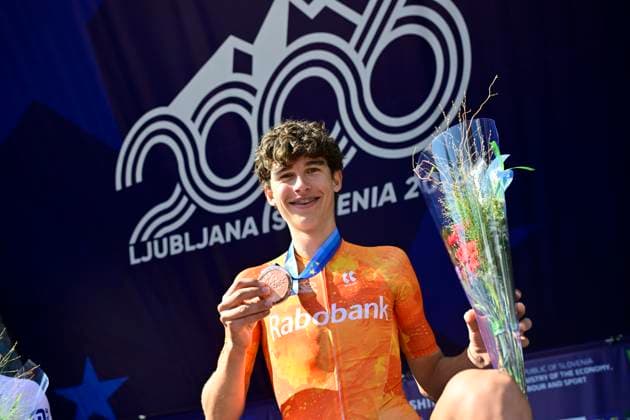 UEC 2026 Road European Championships Ljubljana 03 10 2026 LJUBLJANA, SLOVENIA - OCTOBER 03 : Van Den Biggelaar Jop (Netherlands) during the podium ceremony of the Men Junior cycling road race of the 2026 UEC Road European Championships Ljubljana. An UCI Continental Championships cycling race of 110,5 km with start and finish in Sencur on October 3, 2026 in Ljubljana, Slovenia, 03 10 2026 Ljubljana Slovenia  Copyright: xJanxDexMeuleneirx