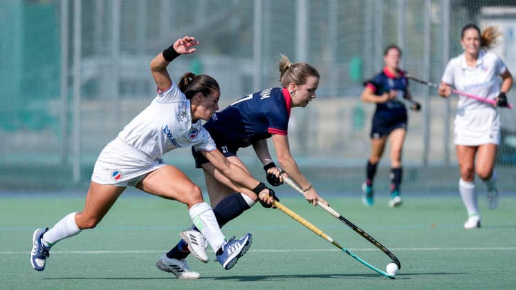 v.li.: Lucina von der Heyde (MHC, 2), Philine Drumm (BHC, 27), Zweikampf, Spielszene, Duell, duel, tackle, tackling, Dynamik, Action, Aktion, 03.10.2026, Mannheim (Deutschland), Hockey, 1. Bundesliga, Damen, Mannheimer HC - Berliner HC