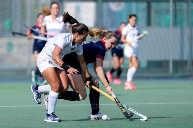 v.li.: Lucina von der Heyde (MHC, 2), Philine Drumm (BHC, 27), Zweikampf, Spielszene, Duell, duel, tackle, tackling, Dynamik, Action, Aktion, 03.10.2026, Mannheim (Deutschland), Hockey, 1. Bundesliga, Damen, Mannheimer HC - Berliner HC