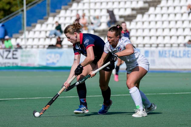 v.li.: Luzie Franz (BHC, 12), Agustina Habif (MHC, 5), Zweikampf, Spielszene, Duell, duel, tackle, tackling, Dynamik, Action, Aktion, 03.10.2026, Mannheim (Deutschland), Hockey, 1. Bundesliga, Damen, Mannheimer HC - Berliner HC