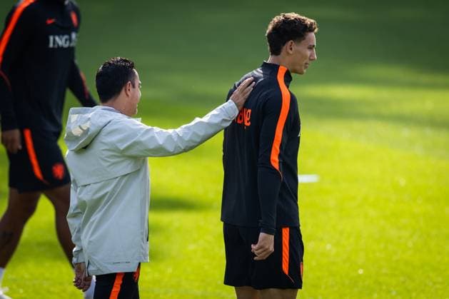 ZEIST - National coach Xavi Hernandez and Ruben van Bommel during a training session in preparation for the Nations League matches against Serbia. SONNY LENSEN ANP xVIxANPxSportx xxANPxIVx 571373733 originalFilename: 571373733.jpg