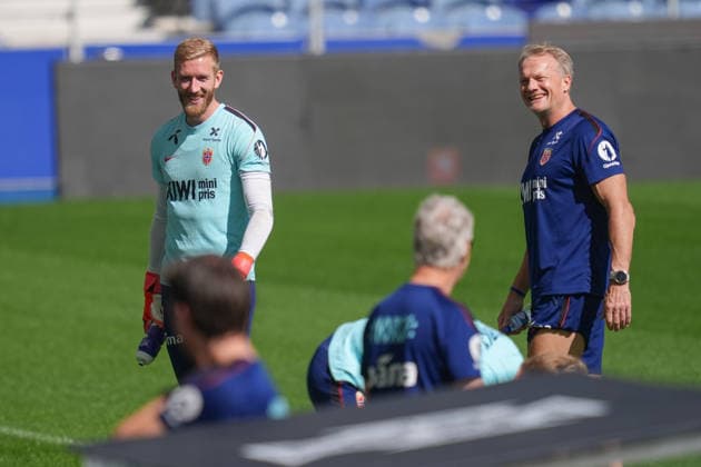 Soccer, Nations League Portugal vs. Norway, Nations League Porto, Portugal 20261003 Norway’s goalkeeper Egil Selvik and goalkeeper coach Frode Grodas during training at Estádio do Dragão on the day of the match against Portugal. Photo: Lise Aserud, NTB, Porto, Portugal. EDITORIAL USE ONLY. RESTRICTED USE FOR BETTING COMPANIES  Copyright: xLisexAserudxx xNTBx