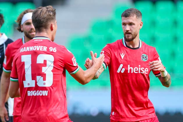 Marcel Hartel (Hannover 96) bejubelt seinen Treffer zum 1:0 mit Franz Roggow (Hannover 96) waehrend des Freundschaftsspiels zwischen Hannover 96 und dem SC Verl, Heinz von Heiden Arena am 03. October 2026 in Hannover, Deutschland. (Foto von Marco Steinbrenner DeFodi Images) +++ Marcel Hartel (Hannover 96) celebrates after scoring his teams first goal with Franz Roggow (Hannover 96) during the Friendly match between Hannover 96 and SC Verl at Heinz von Heiden Arena on October 3, 2026 in Hannover, Germany. (Photo by Marco Steinbrenner DeFodi Images) (Photo by Marco Steinbrenner DeFodi Images) -