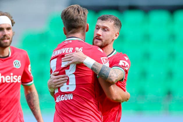Marcel Hartel (Hannover 96) bejubelt seinen Treffer zum 1:0 mit Franz Roggow (Hannover 96) waehrend des Freundschaftsspiels zwischen Hannover 96 und dem SC Verl, Heinz von Heiden Arena am 03. October 2026 in Hannover, Deutschland. (Foto von Marco Steinbrenner DeFodi Images) +++ Marcel Hartel (Hannover 96) celebrates after scoring his teams first goal with Franz Roggow (Hannover 96) during the Friendly match between Hannover 96 and SC Verl at Heinz von Heiden Arena on October 3, 2026 in Hannover, Germany. (Photo by Marco Steinbrenner DeFodi Images) (Photo by Marco Steinbrenner DeFodi Images) -