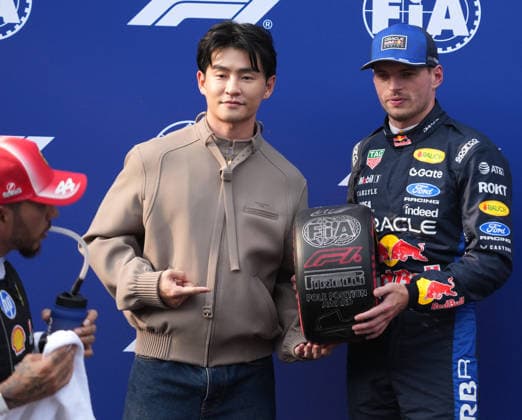 2026 Formula 1 Gulf Air Bahrain Grand Prix 03.10.2026, Sepang International Circuit, Kuala Lumpur, 2026 Formula 1 Gulf Air Bahrain Grand Prix , Max Verstappen (NLD), Oracle Red Bull Racing erhält für die Poleposition die Pirelli Trophäe aus den Händen vom malayischen Sänger Alvin Chong. Kuala Lumpur Sepang International Circuit Malaysia Copyright: xNordphotox xBraticx