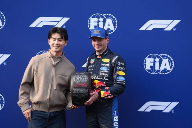 2026 Formula 1 Gulf Air Bahrain Grand Prix 03.10.2026, Sepang International Circuit, Kuala Lumpur, 2026 Formula 1 Gulf Air Bahrain Grand Prix , Max Verstappen (NLD), Oracle Red Bull Racing erhält für die Poleposition die Pirelli Trophäe aus den Händen vom malayischen Sänger Alvin Chong. Kuala Lumpur Sepang International Circuit Malaysia Copyright: xNordphotox xBraticx