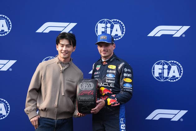 2026 Formula 1 Gulf Air Bahrain Grand Prix 03.10.2026, Sepang International Circuit, Kuala Lumpur, 2026 Formula 1 Gulf Air Bahrain Grand Prix , Max Verstappen (NLD), Oracle Red Bull Racing erhält für die Poleposition die Pirelli Trophäe aus den Händen vom malayischen Sänger Alvin Chong. Kuala Lumpur Sepang International Circuit Malaysia Copyright: xNordphotox xBraticx