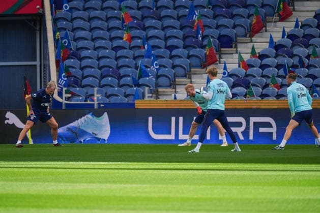 Soccer, Nations League Portugal-Norway, Nations League Porto, Portugal 20261003 Norway s goalkeeper coach Frode Grodas with goalkeepers Egil Selvik, Sander Tangvik, and Orjan Haskjold Nyland during training at Estádio do Dragão on the day of the match against Portugal. Photo: Lise Aserud, NTB, Porto, Portugal. EDITORIAL USE ONLY. RESTRICTED USE FOR BETTING COMPANIES.  Copyright: xLisexAserudxx xNTBx