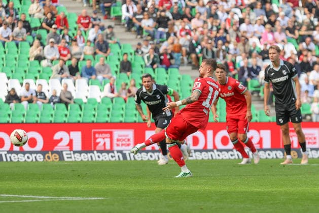 03.10.2026, xtgx, Fussball Testspiel, Hannover 96 - SC Verl, v.l. Marcel Hartel (Hannover) schiesst Tor, schießt, Torschuetze, erzielt Tor, Treffer, scores the goal 1:0 Elfmeter (DFL DFB REGULATIONS PROHIBIT ANY USE OF PHOTOGRAPHS as IMAGE SEQUENCES and or QUASI-VIDEO) Hannover