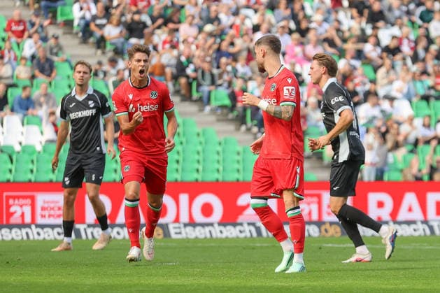03.10.2026, xtgx, Fussball Testspiel, Hannover 96 - SC Verl, v.l. Marcel Hartel (Hannover) Jubel, Torjubel, jubelt ueber das Tor, celebrate the goal, celebration (DFL DFB REGULATIONS PROHIBIT ANY USE OF PHOTOGRAPHS as IMAGE SEQUENCES and or QUASI-VIDEO) Hannover