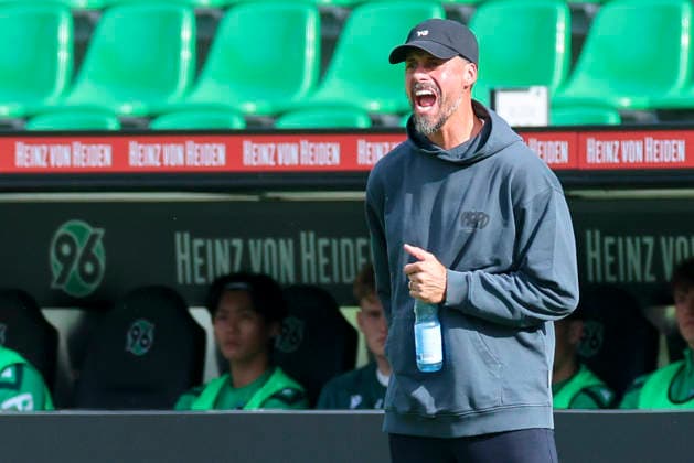 Trainer Sandro Wagner (Hannover 96) schaut enttaeuscht waehrend des Freundschaftsspiels zwischen Hannover 96 und dem SC Verl, Heinz von Heiden Arena am 03. October 2026 in Hannover, Deutschland. (Foto von Marco Steinbrenner DeFodi Images) +++ Trainer Sandro Wagner (Hannover 96) looks dejected during the Friendly match between Hannover 96 and SC Verl at Heinz von Heiden Arena on October 3, 2026 in Hannover, Germany. (Photo by Marco Steinbrenner DeFodi Images) (Photo by Marco Steinbrenner DeFodi Images) -