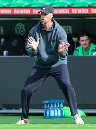Trainer Sandro Wagner (Hannover 96) gestikuliert waehrend des Freundschaftsspiels zwischen Hannover 96 und dem SC Verl, Heinz von Heiden Arena am 03. October 2026 in Hannover, Deutschland. (Foto von Marco Steinbrenner DeFodi Images) +++ Trainer Sandro Wagner (Hannover 96) gestures during the Friendly match between Hannover 96 and SC Verl at Heinz von Heiden Arena on October 3, 2026 in Hannover, Germany. (Photo by Marco Steinbrenner DeFodi Images) (Photo by Marco Steinbrenner DeFodi Images) -
