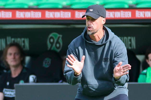 Trainer Sandro Wagner (Hannover 96) gestikuliert waehrend des Freundschaftsspiels zwischen Hannover 96 und dem SC Verl, Heinz von Heiden Arena am 03. October 2026 in Hannover, Deutschland. (Foto von Marco Steinbrenner DeFodi Images) +++ Trainer Sandro Wagner (Hannover 96) gestures during the Friendly match between Hannover 96 and SC Verl at Heinz von Heiden Arena on October 3, 2026 in Hannover, Germany. (Photo by Marco Steinbrenner DeFodi Images) (Photo by Marco Steinbrenner DeFodi Images) -