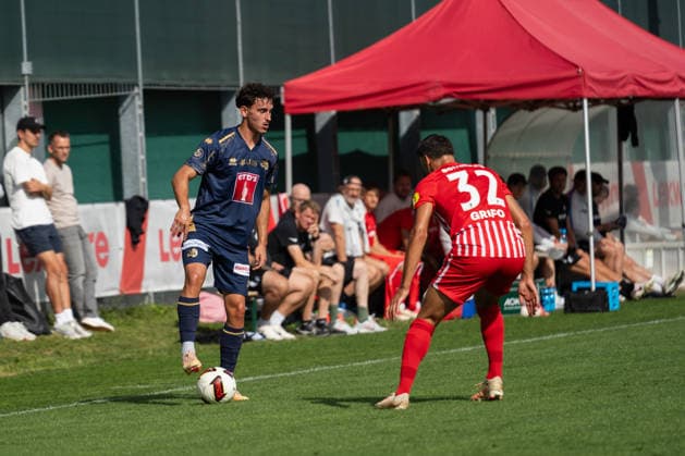 03.10.2026, xjyhynx, Fussball Testspiel, SC Freiburg - FC Luzern, v.l. Levin Winkler (29, FC Luzern) wird gestellt von Vincenzo Grifo (32, SC Freiburg) Freiburg